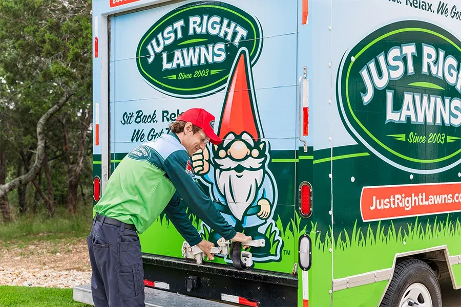 shitting-truck-trunk
